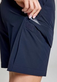 Marineblaue Shorts aus leichtem Material, mit einer Seitentasche mit einem Klettverschluss und eleganten Steppnähten.