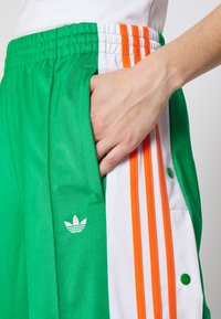 adidas Originals ADICOLOR CLASSICS ADIBREAK - Tracksuit bottoms - green