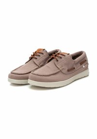 Zapatillas de lona marrón claro con detalles de cuero marrón, puntera redonda, perfil bajo y diseño con cordones. Textura suave y suela de goma.