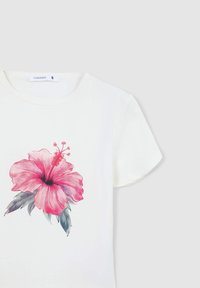 T-shirt bianca a maniche corte con un grande e dettagliato design di fiore di ibisco rosa accompagnato da foglie verdi. Etichetta con la scritta "Terranova," taglia S.