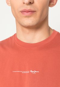 Pepe Jeans ANDREAS - T-shirt básica - brick