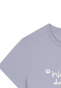 Lavendel katoenen t-shirt met korte mouwen, ronde hals en witte bedrukte tekst aan de voorkant. Soepele textuur en klassieke pasvorm.