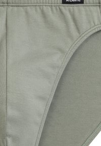 Zielone bawełniane majtki o gładkiej fakturze, elastycznym pasie i przeszywanych brzegach. Oznaczone czarną metką "ATLANTIC".