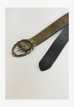 Olívazöld velúr öv csavart bronz csattal. A pánt fekete bőrből készült, sima felülettel és több lyukkal a beállításhoz.