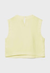 Haut court sans manches jaune pâle avec une fermeture bouton en forme de goutte au dos et un ourlet droit, posé à plat sur un fond blanc.
