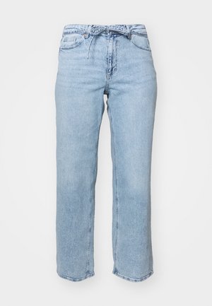 Lyseblå straight-leg jeans med høj talje, forreste lynlås, bæltestropper samt lommer foran og bagpå, vist på en simpel hvid baggrund.