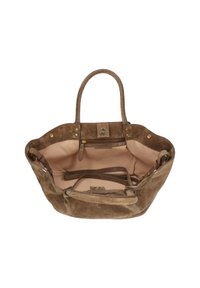 Borsa a spalla in suede marrone con doppi manici, ampia interior e rivestimento beige chiaro. Presenta una tasca con zip e dettagli decorativi in metallo.