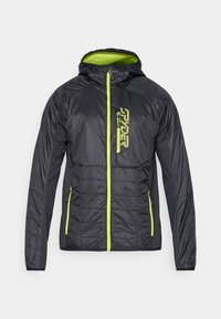 Melnā izolētā jaka ar kapuci; iezīmēta ar laimu zaļām rāvējslēdzēja un akcentu detaļām, izšūts raksts un divas sānu kabatas.