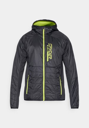 Sort isoleret jakke med hætte; har limegrøn lynlås og detaljer, quiltet tekstur og to sidelommer.