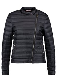 Svart puffjacka med dragkedja, något hög krage och horisontell quiltad design. Innehåller guldiga detaljer och en figurnära passform.