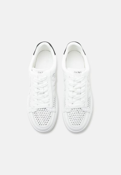 Paire de baskets blanches DKNY avec zone d'orteil en maille perforée, lacets blancs et accents noirs au talon, vues de dessus sur un fond uni.