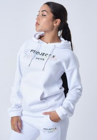 Witte hoodie met een voorzak en een trekkoord aan de capuchon. "PROJECT PARIS" logo in kleurrijke borduursel op de borst. Zachte stof.