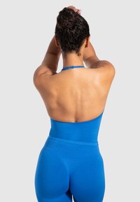 Blauer Aktivkleidungs-Bodysuit mit hoher Taille, Halterneck-Design, nahtloser Textur und glattem Stoff. Die Rückansicht hebt die enganliegende Silhouette hervor.