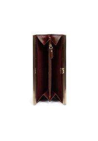 Portafoglio in pelle marrone con una cornice metallica, dotato di più scomparti e una tasca con zip, foderato in tessuto rosso scuro.