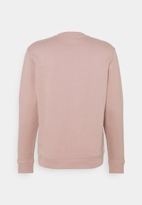 Sudadera de cuello redondo color rosa con mangas largas. Tejido suave, puños y dobladillo acanalados, y diseño minimalista sin patrones o adornos adicionales.
