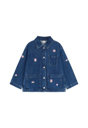 Veste en jean bleue avec manches longues, boutons à l'avant, trois poches avant et petits motifs floraux brodés en rose et blanc.
