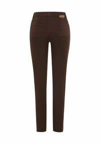 Dunkelbraune, schlanke Hose mit glatter Textur, zwei Gesäßtaschen und einem kleinen Markenzeichen an der Taille. Keine vorderen Taschen sichtbar.