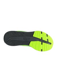 Zwarte en groene sportieve schoenzool met een gestructureerd oppervlak met lijnen en groeven voor grip. Geïmpregneerd "JAKO" logo.