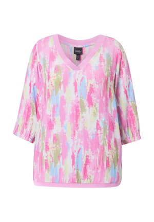 Bavlněná blůza v mnoha barvách s výstřihem do V, zdobená vzorem skvrn od barvy v růžové, modré a zelené barvě; rukávy po lokty; jemná a lehká tkanina.