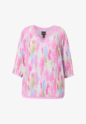 Mønstret bluse med V-hals i flere farver, der har et pink, blåt og grønt malingssprøjt-mønster; trekvartærmer; blødt, let stof.