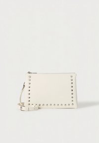 Balta ādas rokassoma ar dekoratīvām naglām malās, augšējā rāvējslēdzēja aizdare un regulējama siksniņa. Gluda tekstūra.