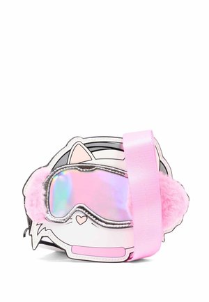 Bolso blanco con forma de gato, con orejeras rosas y esponjosas, gafas de esquí holográficas y una amplia correa rosa en la parte frontal sobre fondo blanco.