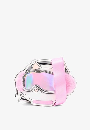 Sac blanc en forme de chat avec des cache-oreilles roses et duveteux, des lunettes de ski holographiques et une large sangle rose sur le devant, sur fond blanc.