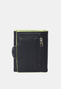 Zwarte leren portemonnee met gele stiksels, knoopsluiting en een externe ritszak voor extra opbergruimte. Compac en rechthoekige vorm.