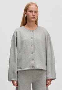 Grijze, oversized sweatshirt-jack gemaakt van zachte stof, met een ronde halslijn, knopen aan de voorkant en zijzakken. Glad textuur, casual ontwerp.