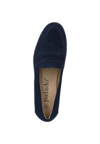 Mocassins en daim bleu marine avec des détails couturés et un bout arrondi. Doublure intérieure douce et logo sur la semelle intérieure. Design simple à enfiler.