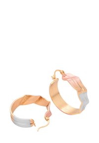 Guld- og sølvfarvede hoops øreringe med et bølget design og tekstureret overflade, som har en låsebagfald.
