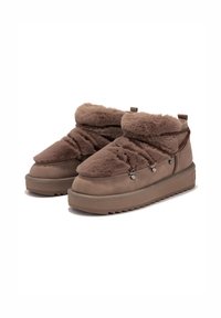 Botas de tobillo de peluche marrón con punta redonda, parte superior texturizada, forro de piel suave y detalles de cordón ajustable en los lados.