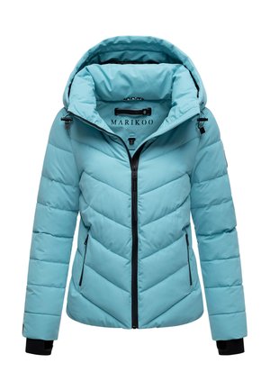 Hellblauer gepolsterter Winterjacke mit schwarzem Reißverschluss, verstellbarem Kapuze und seitlichen Reißverschlusstaschen, geeignet für kaltes Wetter.