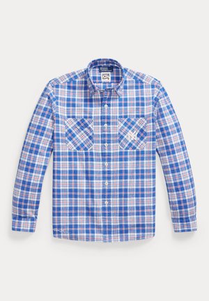Niebiesko-biała koszula w kratę z długim rękawem, zapinana na guziki, z dwoma kieszeniami na piersi i kołnierzykiem, położona na płasko na białym tle.