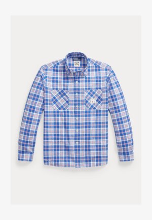 Niebiesko-biała koszula w kratę z długim rękawem, zapinana na guziki, z dwoma kieszeniami na piersi i kołnierzykiem, położona na płasko na białym tle.