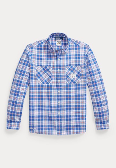 Plava i bijela prugasta košulja s dugim rukavima, dugmadima, dva džepa na prsima i ovratnik, ravno položena na bijeloj podlozi.