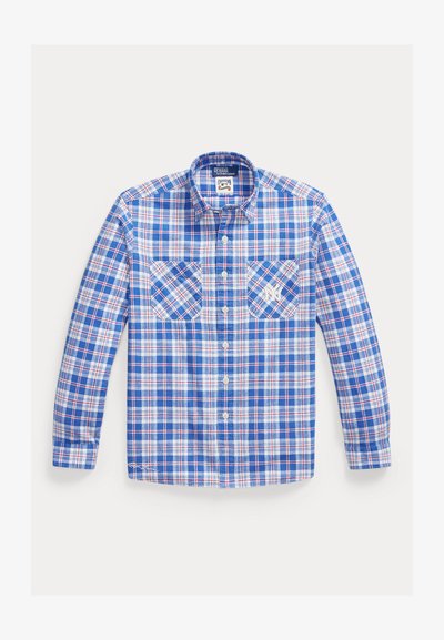 Plava i bijela prugasta košulja s dugim rukavima, dugmadima, dva džepa na prsima i ovratnik, ravno položena na bijeloj podlozi.