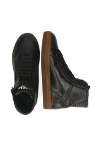 Czarne skórzane sneakersy typu high-top z gładką teksturą, sznurowanym zapięciem z przodu i gumową podeszwą. Bokowe zamki dodają charakterystycznego akcentu.