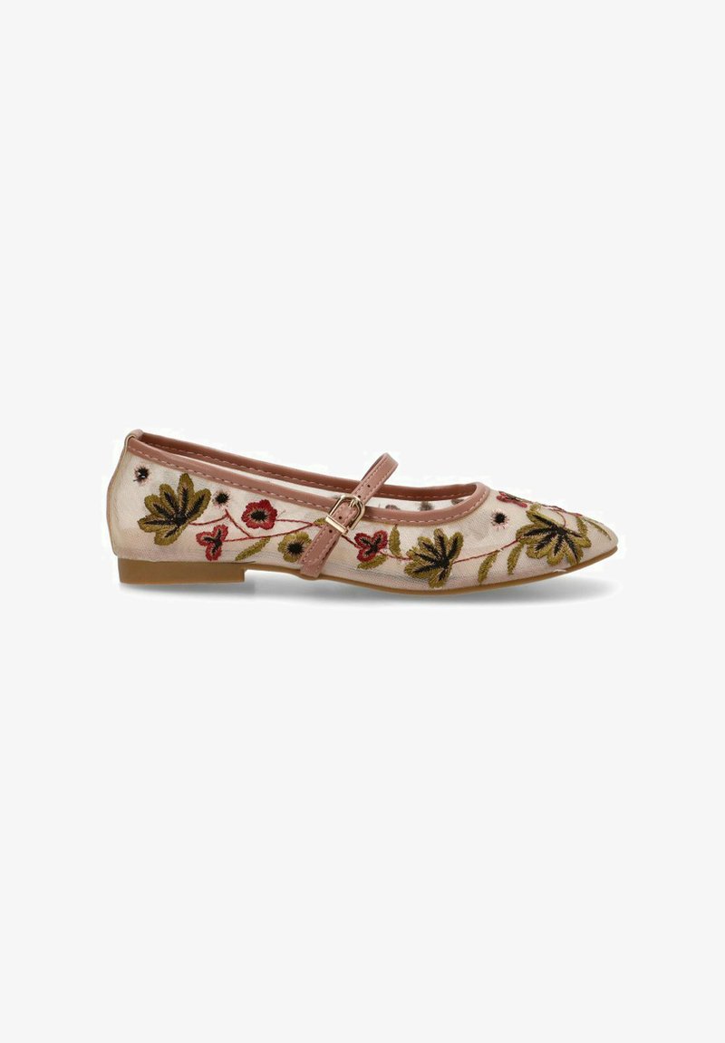 Zapato plano con bordado floral en rojo y verde sobre un fondo beige claro, con una correa rosa con hebilla. Textura similar al ante.