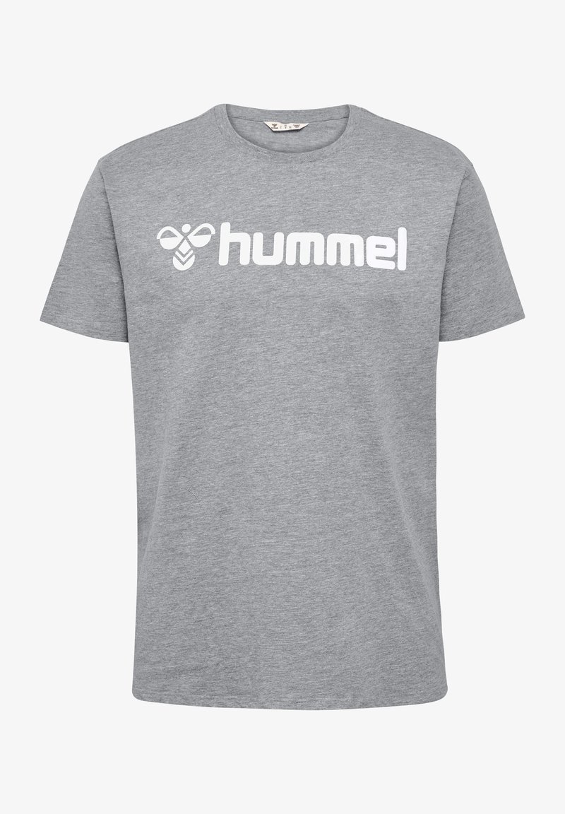 Pelēka kokvilnas T-kreklu ar īsām piedurknēm, ar lielu baltu "hummel" logotipu uz krūts. Apaļš kakla izgriezums, brīvs piegrieztne.