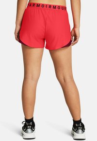 Under Armour PLAY UP  - Pantalón corto de deporte - racer red