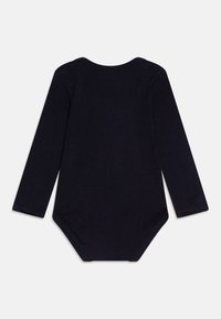 Body de mangas longas em algodão azul marinho escuro, com decote redondo, fecho de pressão na parte inferior e textura suave. Design simples sem padrões.
