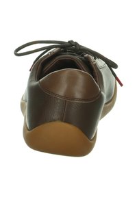 Braune Lederfreizeitschuhe mit hellbrauner gummierter Sohle und gebundenen schwarzen Schnürsenkeln, von hinten betrachtet.