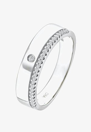 Hõberõngas, millel on sile sihver ja ühe külje peal rida väikseid teemante ning selle keskel teemanti aksent. Siseosa graveering juhiseks.