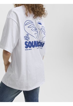 Biała bawełniana koszulka z niebieską grafiką na plecach, zawierającą tekst oraz ilustracje pieczywa i filiżanki, luźny krój, standardowy okrągły dekolt.