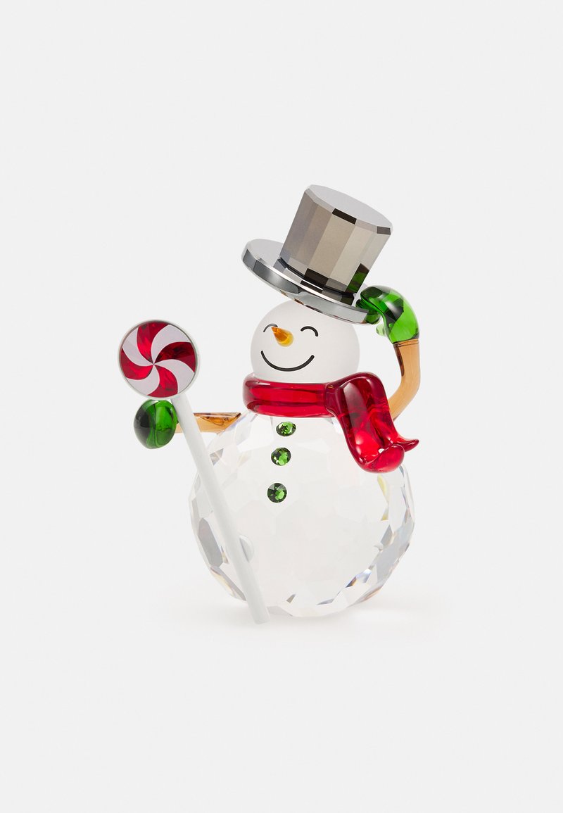 Figure in cristallo a forma di pupazzo di neve con corpo trasparente, sciarpa rossa, dettagli verdi e un cappello grigio. Tiene in mano una leccornia a righe rosso e bianco.