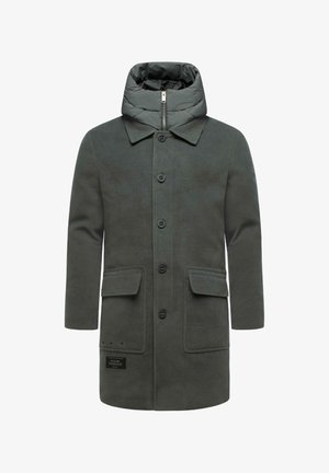 Groene, gewatteerde jas met een hoge kraag, knoopsluiting, twee zakken aan de voorkant en een gestructureerde stof. Heeft een label aan de linksonderzijde.