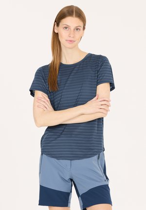 Navy gestreepte korte mouwen shirt met een ronde halslijn, gecombineerd met lichtblauwe shorts met donker marineblauwe accenten en zijzakken.