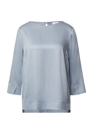 Blusa di raso azzurro chiaro con maniche 3/4, collo rotondo e chiusura a chiave sul retro. Tessuto morbido con orlo dritto.