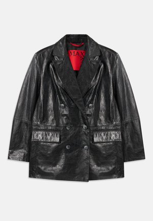 Blazer doppiopetto in ecopelle nera con revers a punta, due tasche frontali e una texture liscia e lucida. Fodera rossa visibile all'interno.